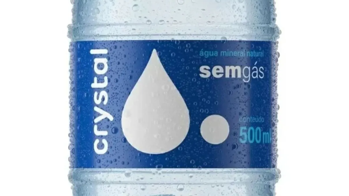 Água Crystal recolhe lote após bactéria e acende alerta para controle da água nas indústrias