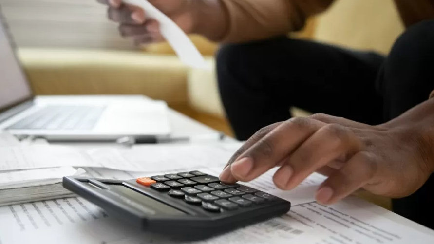 TCE-GO aponta 3.339 servidores com mais de 70% da remuneração comprometida